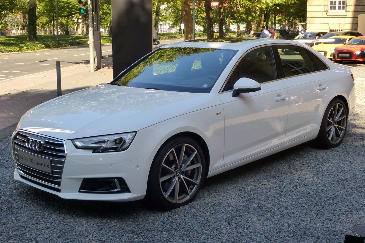 Audi A4 2.0 TDI S-line
